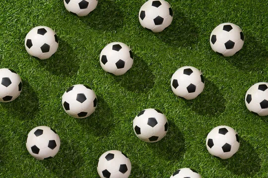 用户在手机上使用 球速体育 应用